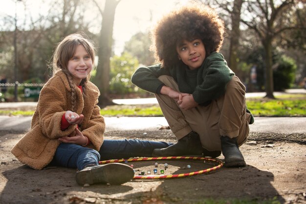 Kinder haben Spaß mit traditionellen Spielen