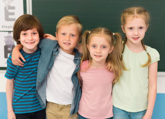 Kinder halten sich im Klassenzimmer