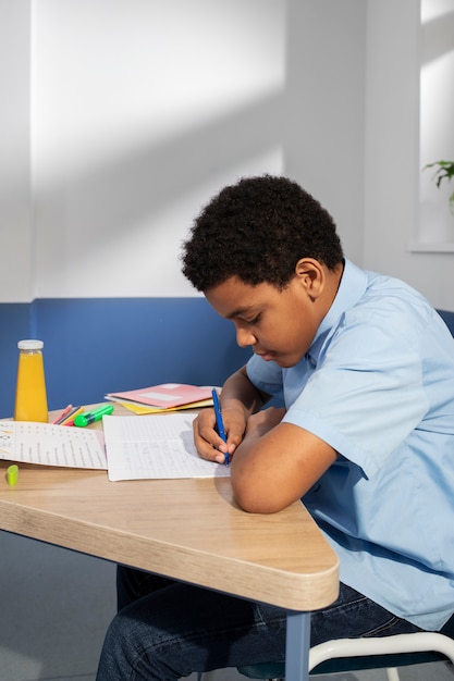 Kinder im Klassenzimmer, die Englischunterricht nehmen