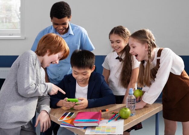 Kinder im Klassenzimmer, die Englischunterricht nehmen