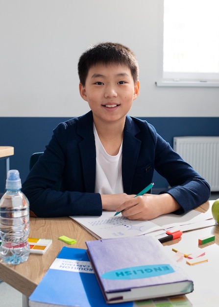 Kinder im Klassenzimmer, die Englischunterricht nehmen