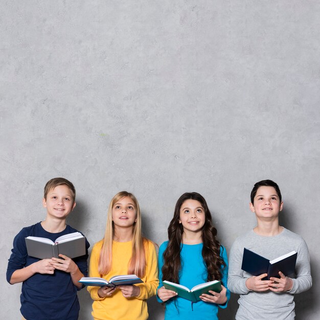 Kinder im Kopierraum mit Büchern