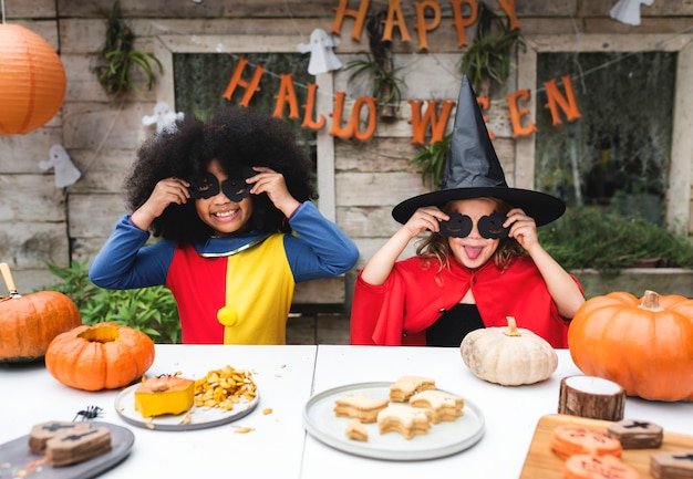 Kinder im Kostüm genießen die Halloween-Saison