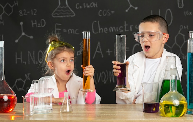 Kinder im Labor machen Experimente