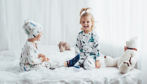 Kinder im Pyjama