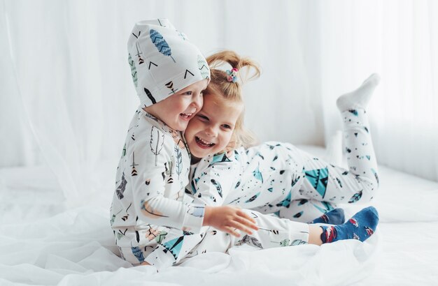 Kinder im Pyjama