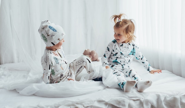 Kinder im Pyjama