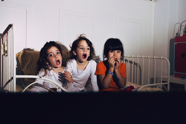 Kinder im Schlafzimmer Horrorfilm gucken