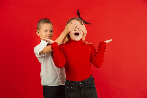 Kinder im überraschenden Moment