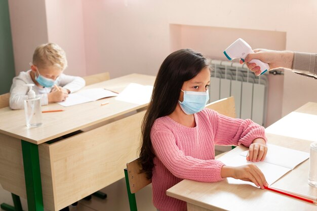 Kinder in der Schule während des Covid-Konzepts