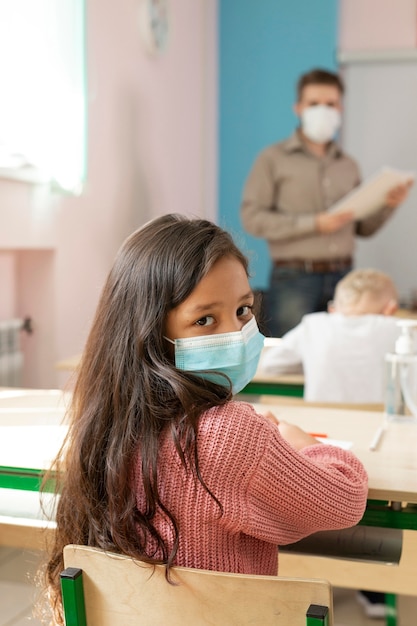 Kinder in der Schule während des Covid-Konzepts