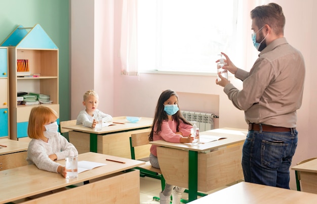 Kinder in der Schule während des Covid-Konzepts