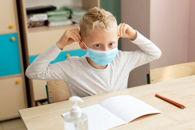 Kinder in der Schule während des Covid-Konzepts