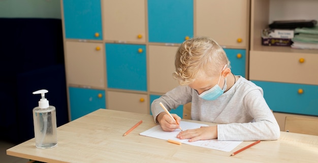 Kinder in der Schule während des Covid-Konzepts