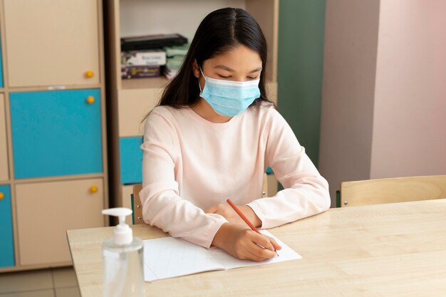 Kinder in der Schule während des Covid-Konzepts