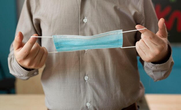 Kinder in der Schule während des Covid-Konzepts