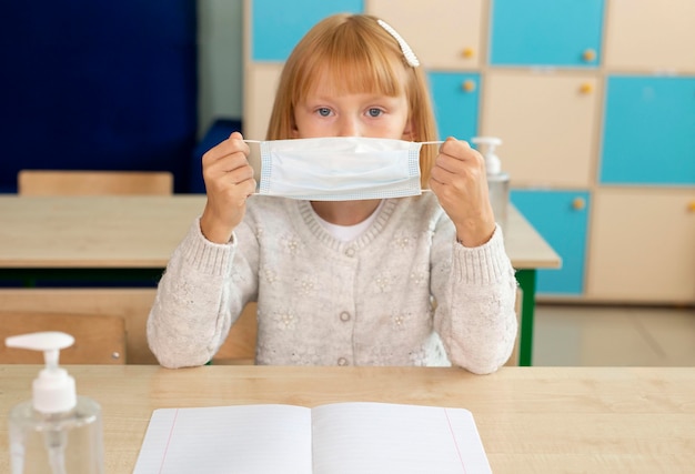 Kinder in der Schule während des Covid-Konzepts