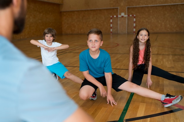 Kostenloses Foto kinder in der turnhalle der schule hautnah