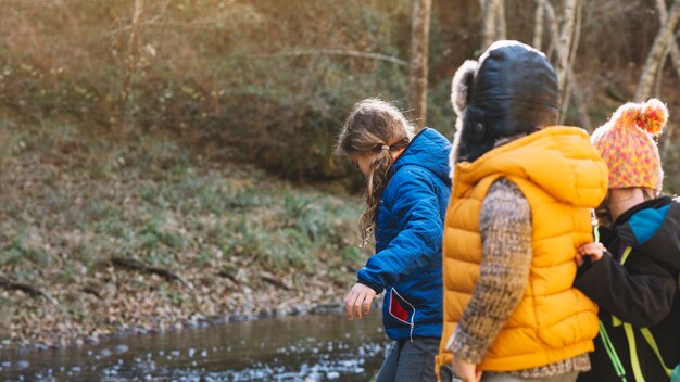 Kinder in Fluss im Wald