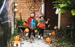 Kostenloses Foto kinder in halloween-kostümen