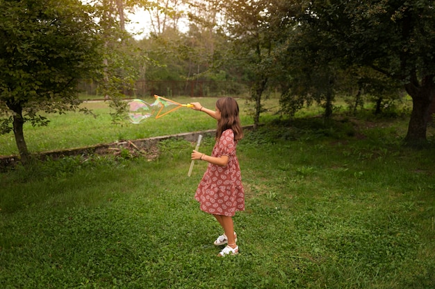 Kostenloses Foto kinder in ländlichen rückzugsorten haben spaß