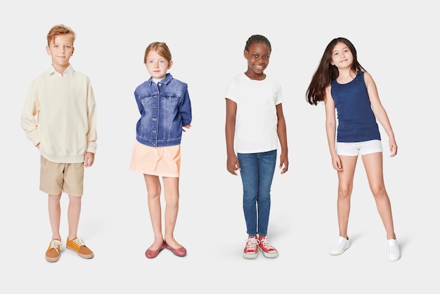 Kinder in lässigen Sommeroutfits am ganzen Körper