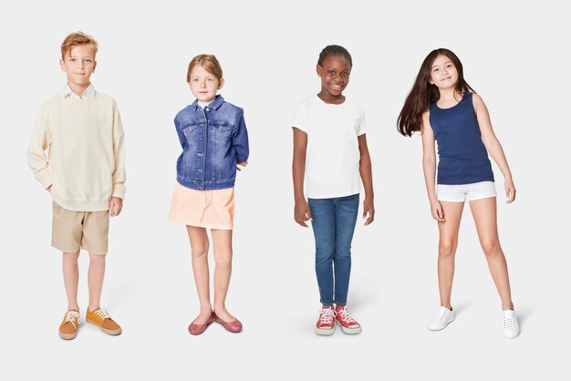 Kinder in lässigen Sommeroutfits am ganzen Körper