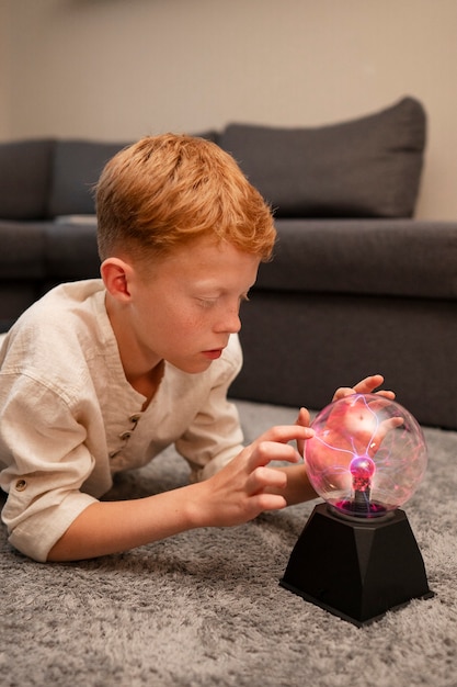 Kostenloses Foto kinder interagieren mit einer plasmakugel