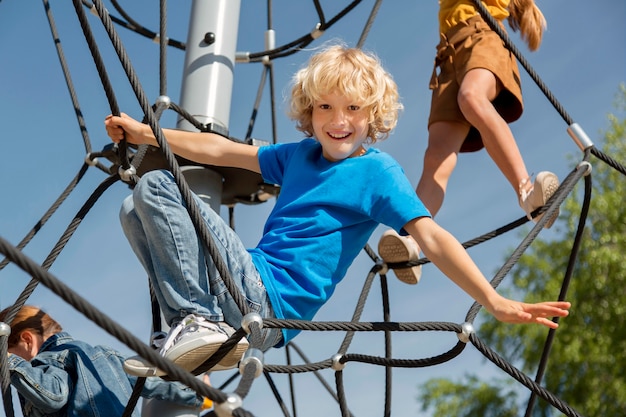 Kinder klettern Seil zusammen hautnah