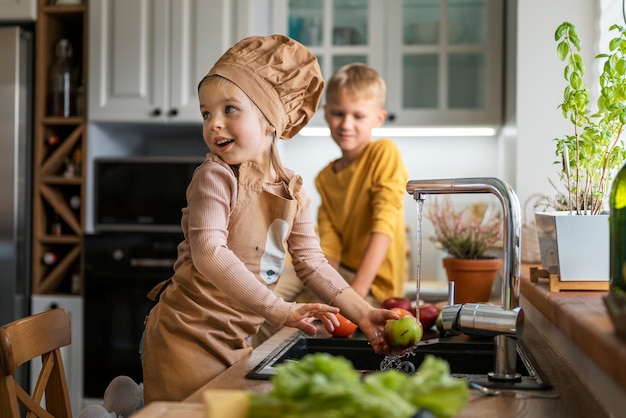 Kostenloses Foto kinder kochen und haben spaß zu hause