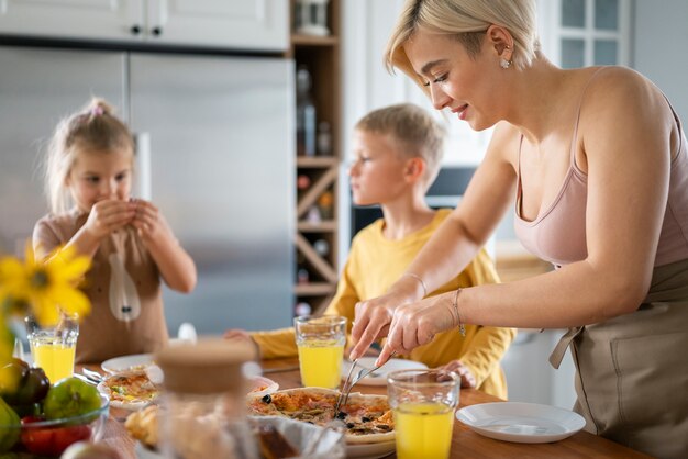 Kinder kochen und haben Spaß zu Hause