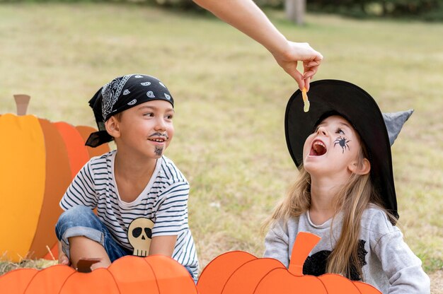 Kinder kostümiert für Halloween