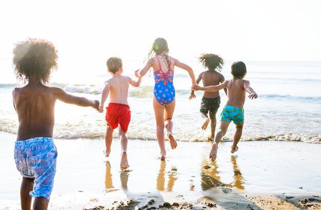 Kinder laufen am Strand