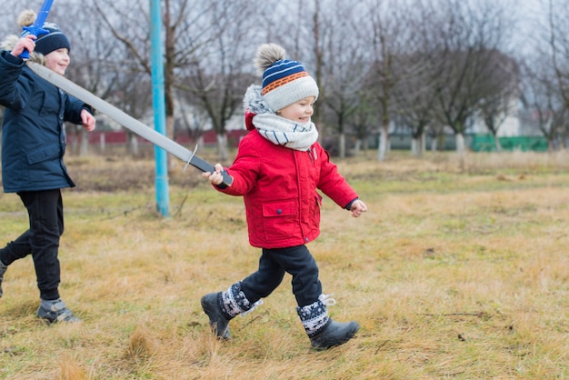 Kinder laufen nach draußen