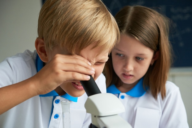 Kinder lernen Chemie