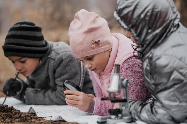 Kinder lernen draußen neue Dinge in der Natur