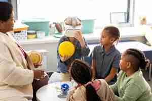 Kostenloses Foto kinder lernen etwas über das universum