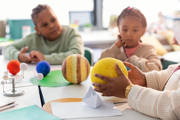 Kostenloses Foto kinder lernen im klassenzimmer etwas über planeten