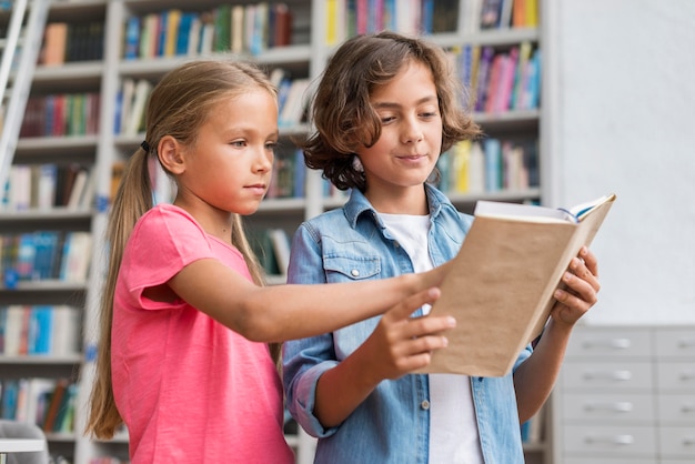 Kinder lesen gemeinsam ein Buch