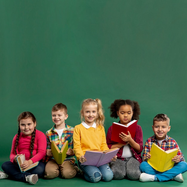 Kinder lesen im Kopierraum