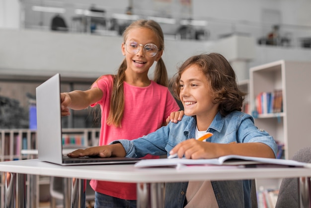 Kostenloses Foto kinder machen ihre hausaufgaben zusammen