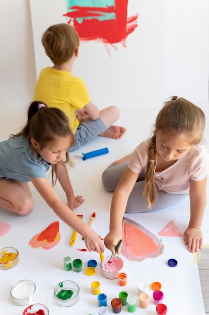 Kinder malen mit mittlerer Aufnahme
