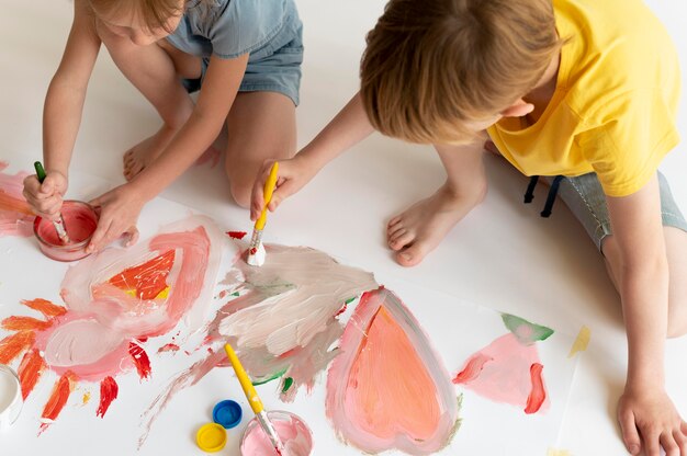 Kinder malen mit Pinseln hautnah
