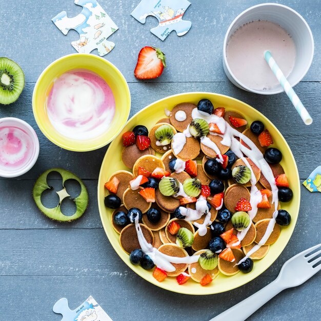 Kinder-Mini-Pfannkuchen-Leckerei, mit Kiwi und Beeren