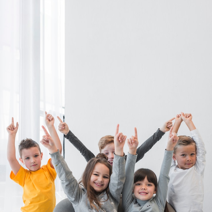 Kostenlose Foto kinder mit erhobenen händen
