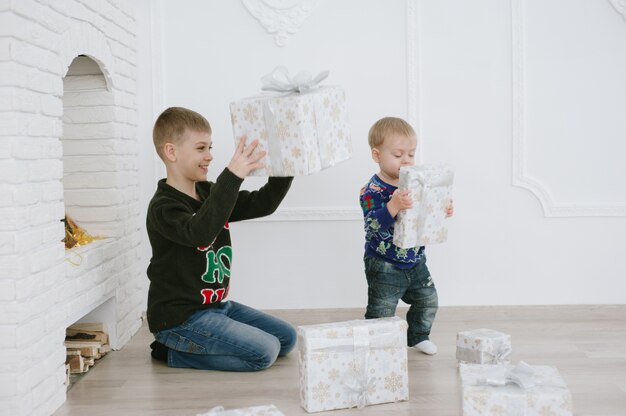 Kinder mit Geschenkbox