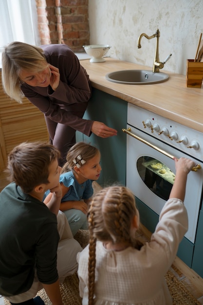 Kostenloses Foto kinder mit hohem winkel backen kekse