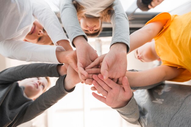 Kinder mit ihren Händen zusammen