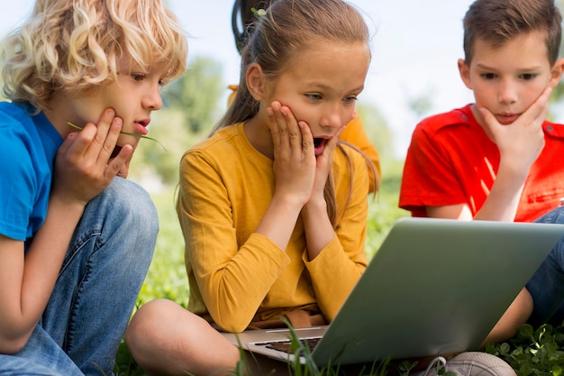 Kostenloses Foto kinder mit laptop hautnah