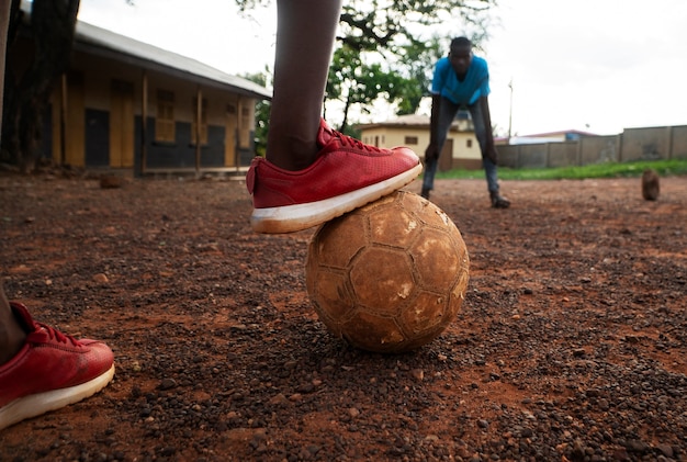 Kinder mit niedrigem Winkel, die mit Ball spielen